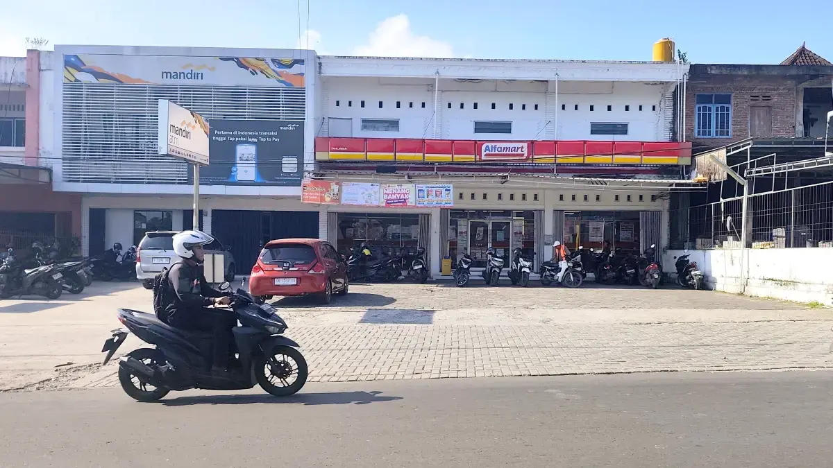 Salah satu gerai ritel modern Indomaret dan Alfamart yang beroperasi dekat dengan Pasar Renteng Praya masuk dalam daftar penghentian sementara kegiatan usaha yang dirilis Pemkab Loteng, Senin (11/5). (Dewi/Lombok Post)