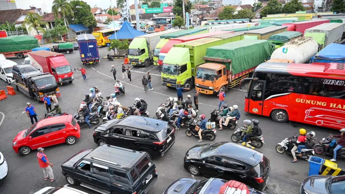 Sejumlah kendaraan motor dan mobil antre untuk memasuki kapal di Pelabuhan ketapang, banyuwangi (14/5). Liburan long weekend terjadi antrean di kantong parkir pelabuhan ketapang