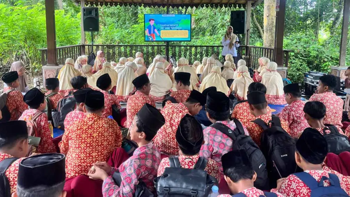 Siswa SDIT Al Uswah 2 berwisata sekaligus belajar di Sumber Gedor, Gombengsari, Banyuwangi. (Ramada Kusuma/Radar Banyuwangi)
