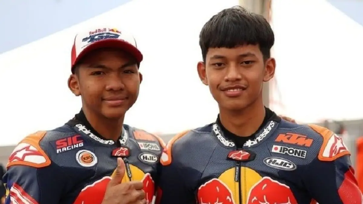 Veda Ega Pratama (kanan) dan pembalap Malaysia Hakim Danish saat membalap di Red Bull Rookies Cup 2025. Persaingan keduanya berlanjut di Moto3. (Honda Team Asia)