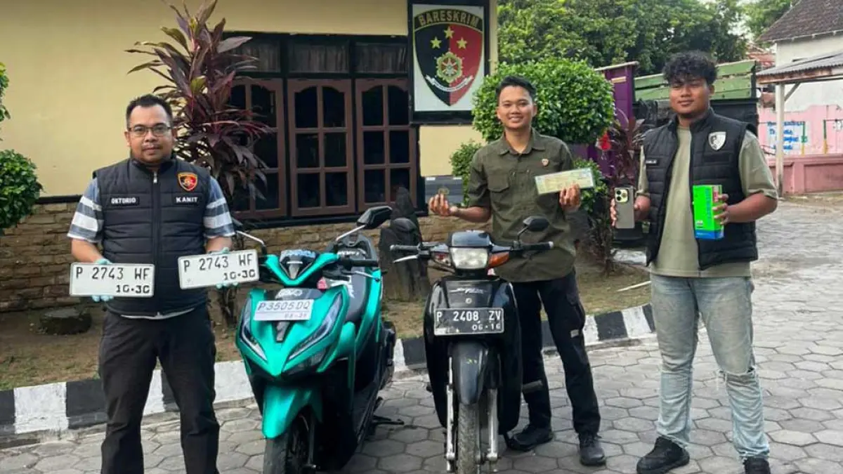 BEBER BUKTI: Kanit Reskrim Poslek Wongsorejo Aipda Oktorio Wisnu Pradana (kiri) menunjukan kendaraan curian yang sempat hilang sejak November lalu setelah pelaku diamankan di Situbondo. (foto: Polsek Wongsorejo)