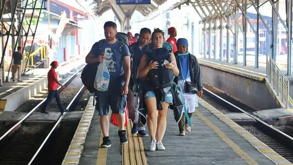 Budaya tertib masyarakat di stasiun dan perlintasan kereta api dinilai memberi kesan positif bagi wisatawan mancanegara. (Antara)