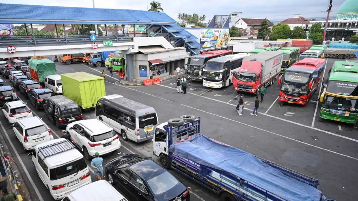 FULL KENDARAAN: Perairan Selat Bali dilanda cuaca buruk, Kamis malam (14/5). Akibatnya kendaraan yang hendak masuk kapal sempat mengular sampai depan pintu masuk Pelabuhan ASDP Ketapang. (Ramada Kusuma/Radar Banyuwangi)