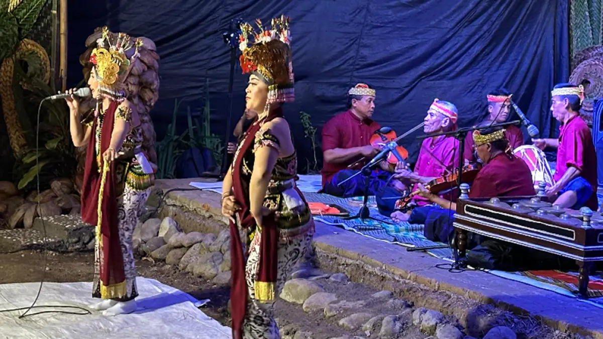 Gandrung Banyuwangi kembali ditegaskan sebagai warisan budaya hidup masyarakat Osing lewat pagelaran maestro lintas generasi di Pesinauan Olehsari. (banyuwangitourism.com)