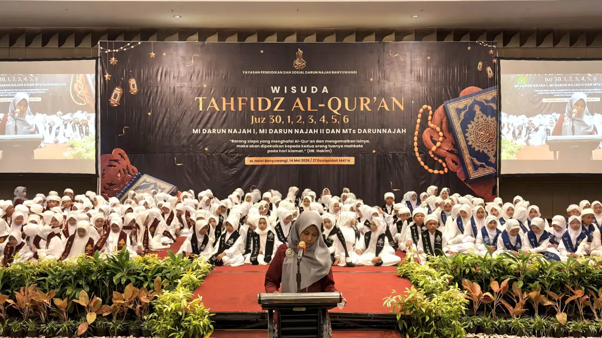 GENERASI EMAS: Sejumlah wisudawan tahfidz  Darun Najah membacakan hafalan Al-Quran didepan wali murid di Ballroom el Hotel Banyuwangi, Kamis (14/5). (Ksatria Raya/Radar Banyuwangi)