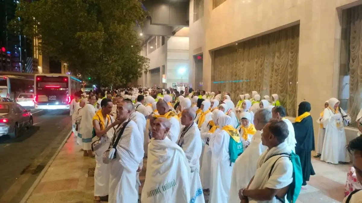 HENDAK UMRAH WAJIB: Jemaah kloter 85 dari rombongan 6 KBIHU Sabilillah sedang menunggu bus nomor 10 tujuan Masjidilharam, Kamis malam (14/5) Waktu Arab Saudi. (Muklis for Radar Banyuwangi)