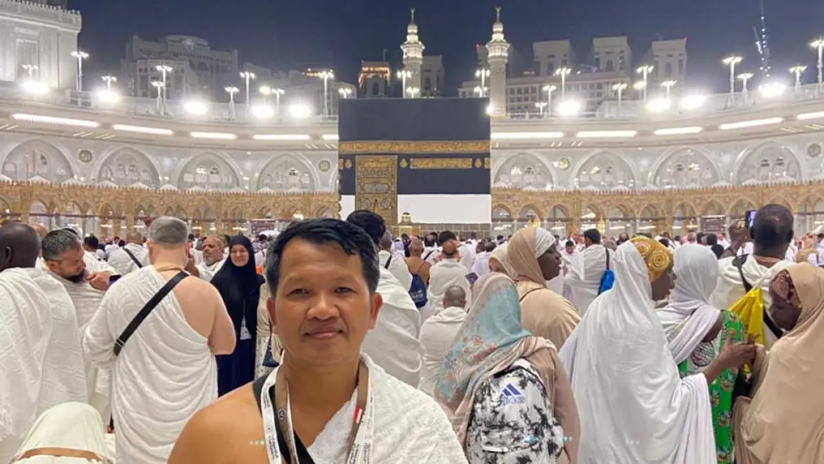 JELANG JUMATAN: Kepala Desa Gumirih Murai Ahmad, dari rombongan 8 KBIHU Nurut Taqwa Songgon yang tergabung dalam kloter 85 berada di dekat Kajbah, Jumat (15/5). (Murai Ahmad for Radar Banyuwangi)