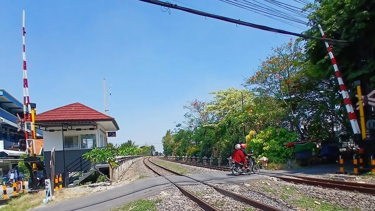 Kelurahan Kebon Baru mengusulkan satu perlintasan sebidang menuju SMAN 37 Jakarta tetap dibuka. (Radar Lamongan)