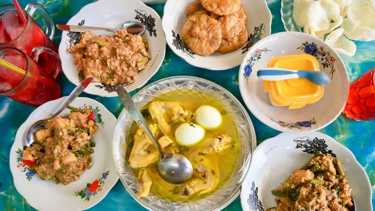 KUAH KENTAL: Rujak soto bikinan Bek Siyam memakai bagian sayap, ceker, dan kepala ayam sebagai isiannya. (Ramada Kusuma/Radar Banyuwangi)