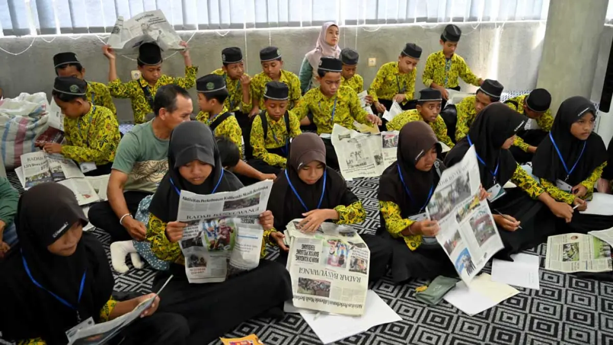 PENUH EDUKASI: Siswa kelas VI MI Al Muawanah 2 Barurejo, Siliragung, saat belajar di Kantor Jawa Pos Radar Banyuwangi pada Kamis (14/5). (Ramada Kusuma/Radar Banyuwangi)
