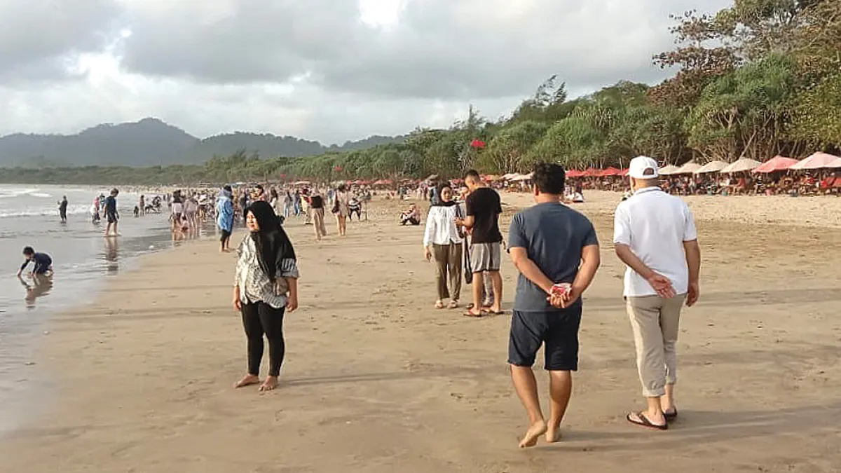 RAMAI: Pengunjung memadati Pantai Pulau Merah (PM) di Dusun Pancer, Desa Sumberagung, Kecamatan Pesanggaran, Jumat (15/5). (SAJID for Radar Banyuwangi)