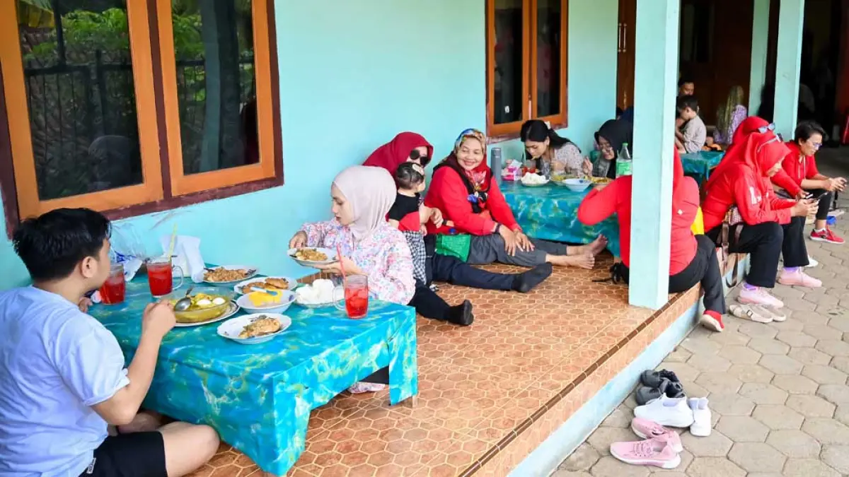 RESEP LELUHUR: Warung rujak soto Bek Siyam lokasinya di gang sempit Desa Kemiren, kecamatan Glagah. Pelanggan rusak soto Bek Siyam datang dari berbagai daerah. (Ramada Kusuma/Radar Banyuwangi)