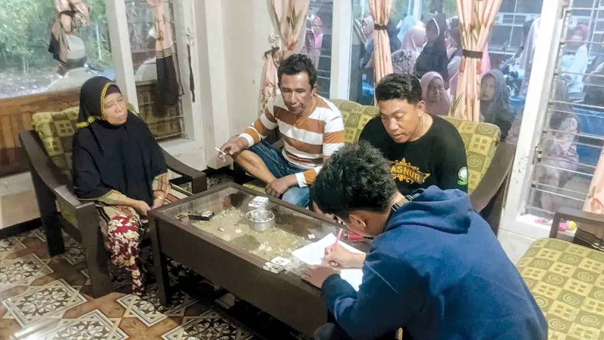 RUMAH DUKA: Pihak kepolisian mendatangi kediaman warga yang ditemukan meninggal dunia di area kebun kopi Dusun Curah Leduk, Desa Banyuanyar, Kamis sore (14/5). (Eko Ari for Radar Banyuwangi)
