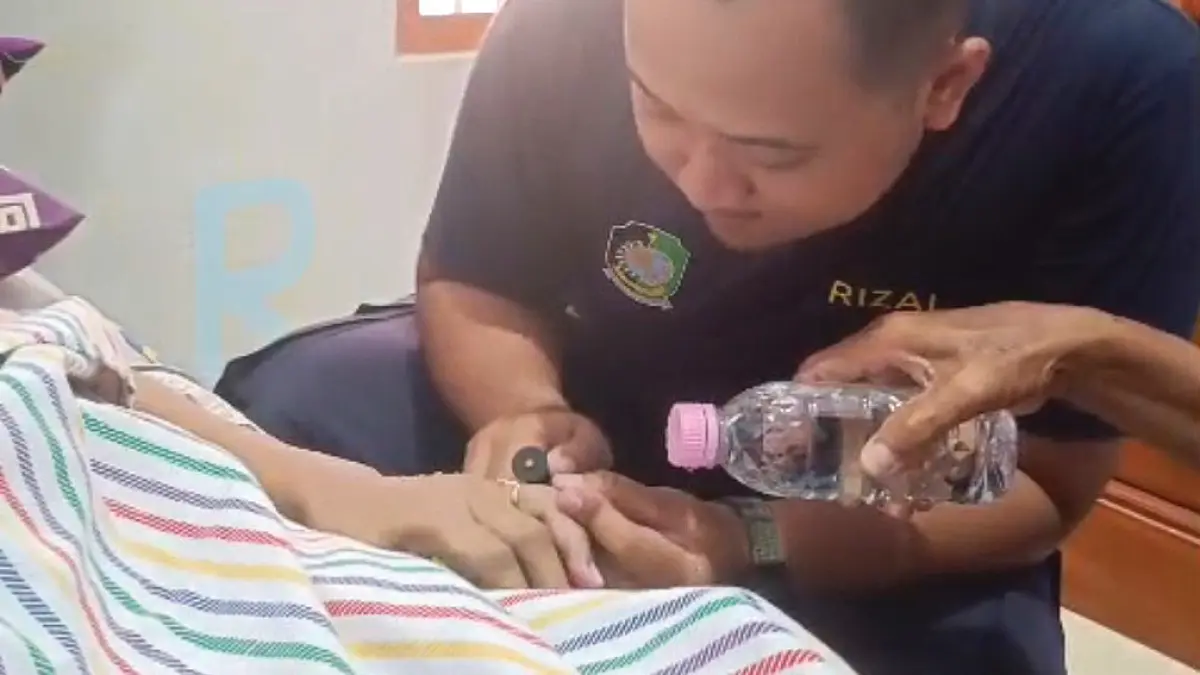 SULIT DILEPAS: Petugas Damkarmat Sektor Srono berusaha melepas cincin dari jari warga Desa Lemahbangkulon, Kecamatan Singojuruh, Kamis selumbari (14/5). (Kadavi for Radar Banyuwangi)