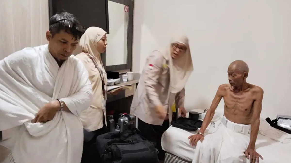 CEK KESEHATAN: Jemaah haji lansia sedang melakukan pemeriksaan kesehatan di dalam kamar hotel, Sabtu (16/5). (Lukman for Radar Banyuwangi)