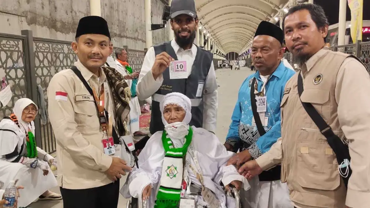 JEMAAH LANSIA: Penyediaan petugas khusus pendorong kursi roda merupakan fasilitas baru dari Kementerian Haji sebagai upaya meningkatkan pelayanan dan memperlancar pelaksanaan ibadah jamaah Indonesia. (Taufik Siradj for Radar Banyuwangi)