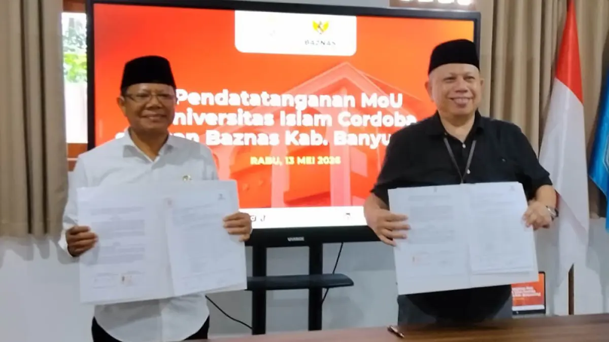 Ketua Baznas Kabupaten Banyuwangi Dwi Yanto bersama Rektor UI Cordoba Prof Agus Trihartono PhD meneken MoU GASZIS di ruang rapat kampus pada Rabu siang (13/5). (Baznas for Radar Banyuwangi)