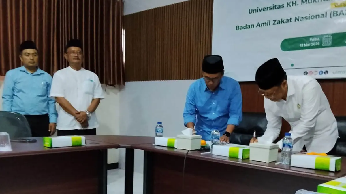 Ketua Baznas Kabupaten Banyuwangi Dwi Yanto dan Rektor UIMSYA KH Ahmad Munib Syafa