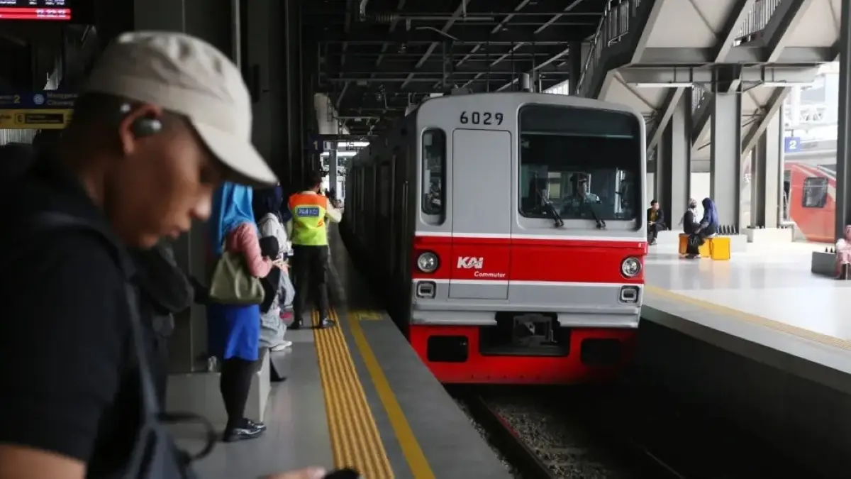 Penumpang Commuter Line terjatuh ke jalur kereta di Stasiun Manggarai, Jakarta Selatan. (JawaPos.com)