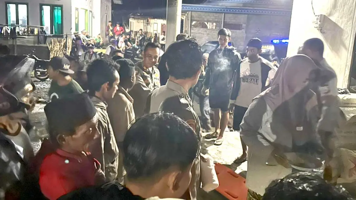 PENYELAMATAN: Warga bersama anggota Polsek Glenmore mengevakuasi Latif yang terperosok ke jurang kaki Gunung Raung saat mencari kumbang pada Jumat malam (15/05). (Budi for Radar Banyuwangi)