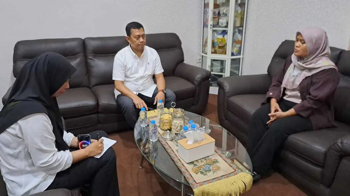 STOK DIJAMIN AMAN: Tim Satgas Pangan berkoordinasi dengan Bulog Banyuwangi, Jumat Sabtu (15/5). Distribusi minyak goreng subsidi tersebut dipastikan tetap berjalan normal. (Satreskrim Polresta Banyuwangi)