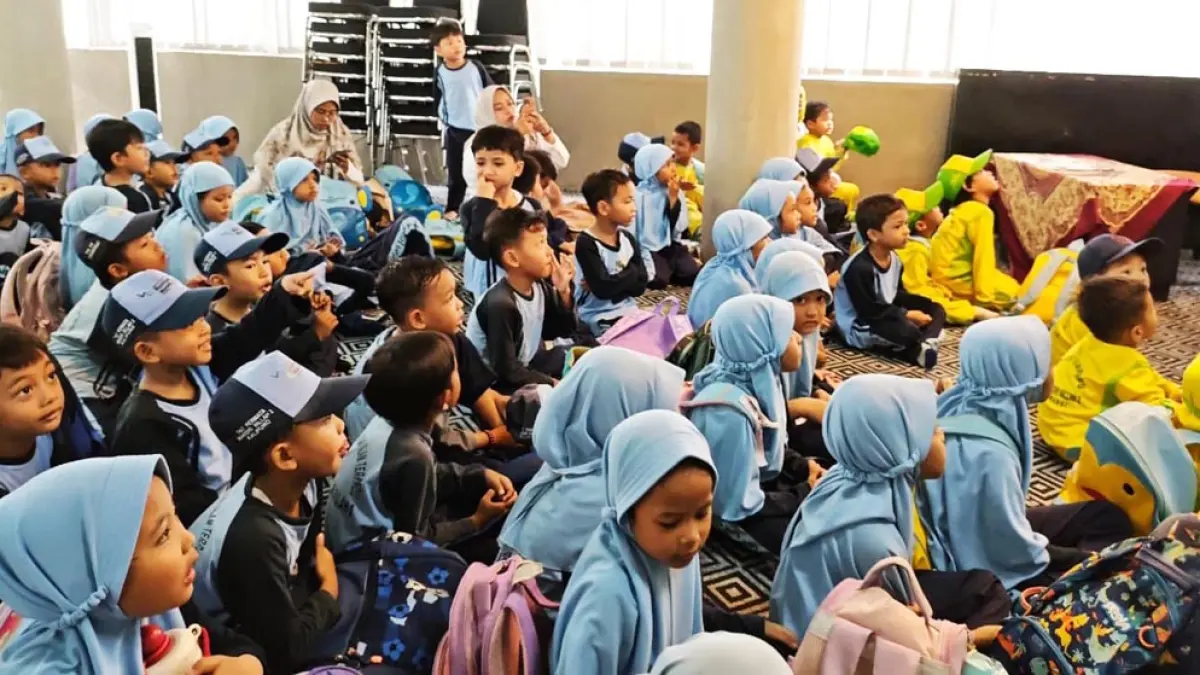 BELAJAR SEJAK DINI: Sebanyak 94 Siswa TKIT Mandiri Billah 2 Banyuwangi belajar dunia jurnalistik di Graha Pena Radar Banyuwangi. (Lugas Rumpakaadi/Radar Banyuwangi)