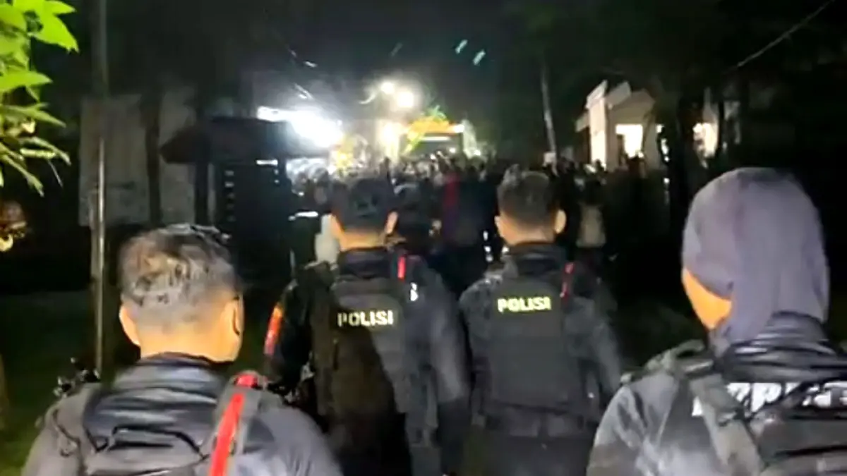 JAGA KEAMANAN: Personel Polresta Banyuwangi melakukan patroli di kawasan TWA Kawah Ijen dini hari Minggu (17/5). (Polresta Banyuwangi)