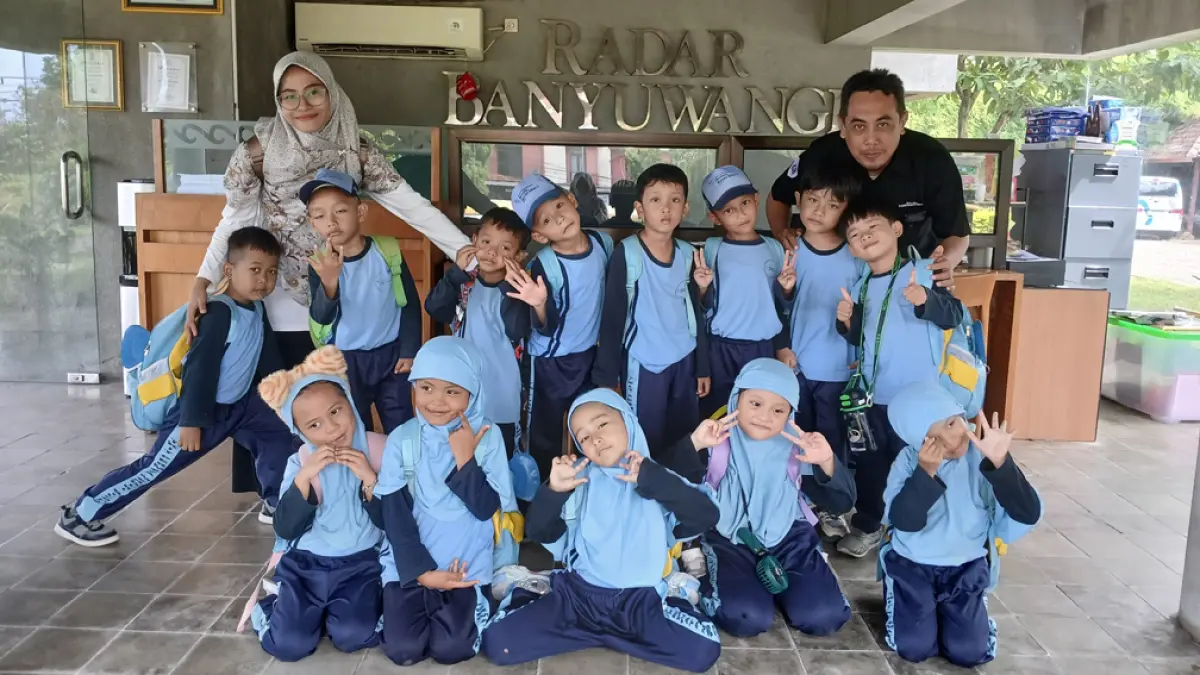 KUNJUNGAN EDUKASI: Siswa TKIT Mandiri Billah 2, guru pendamping, dan kru JP-RaBa foto bareng di Grha Pena Banyuwangi. (Lugas Rumpakaadi/Radar Banyuwangi)