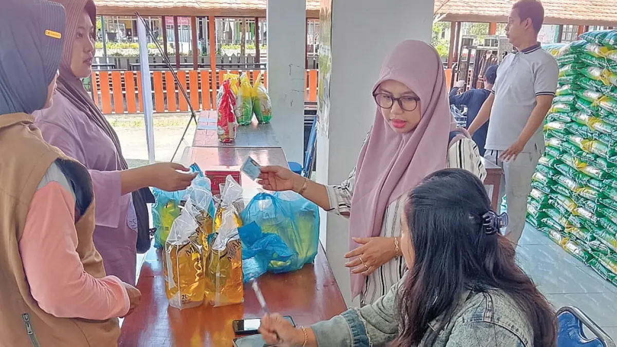 LANGSUNG LUDES: Asosiasi Kooperasi Desa Merah Putih  melaksanakan operasi pasar MinyaKita di Banyuwangi belum lama ini. (Ksatria Raya/Radar Banyuwangi)