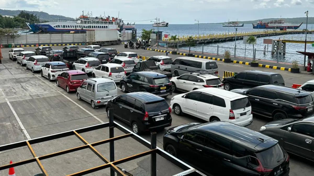 MEMBELUDAK: Peningkatan jumlah kendaraan terjadi pada akhir long weekend di Pelabuhan ASDP Ketapang, Minggu (17/5). (Fredy Rizki/Radar Banyuwangi)