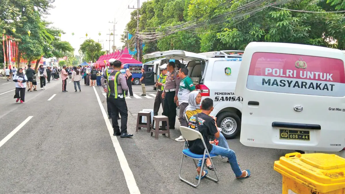 MENDEKATKAN LAYANAN: Polresta Banyuwangi membuka layanan SKCK dan Samsat Keliking di CFD Jalan Ahmad Yani Banyuwangi, Minggu (17/5). (Bagus Rio/Radar Banyuwangi)