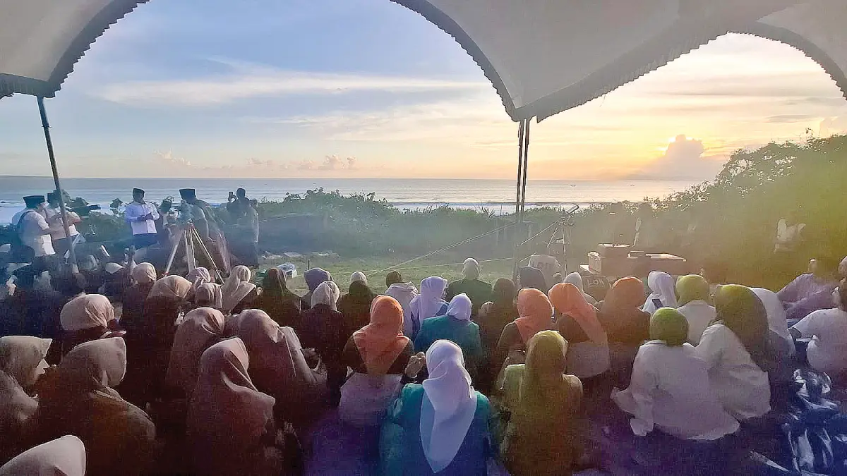 PENGAMATAN VISUAL: Sejumlah elemen melakukan pengamatan bulan melalui teropong di Pantai Pancur, Desa Kalipait, Kecamatan Tegaldlimo, Minggu (17/5). (Agus for Radar Banyuwangi)