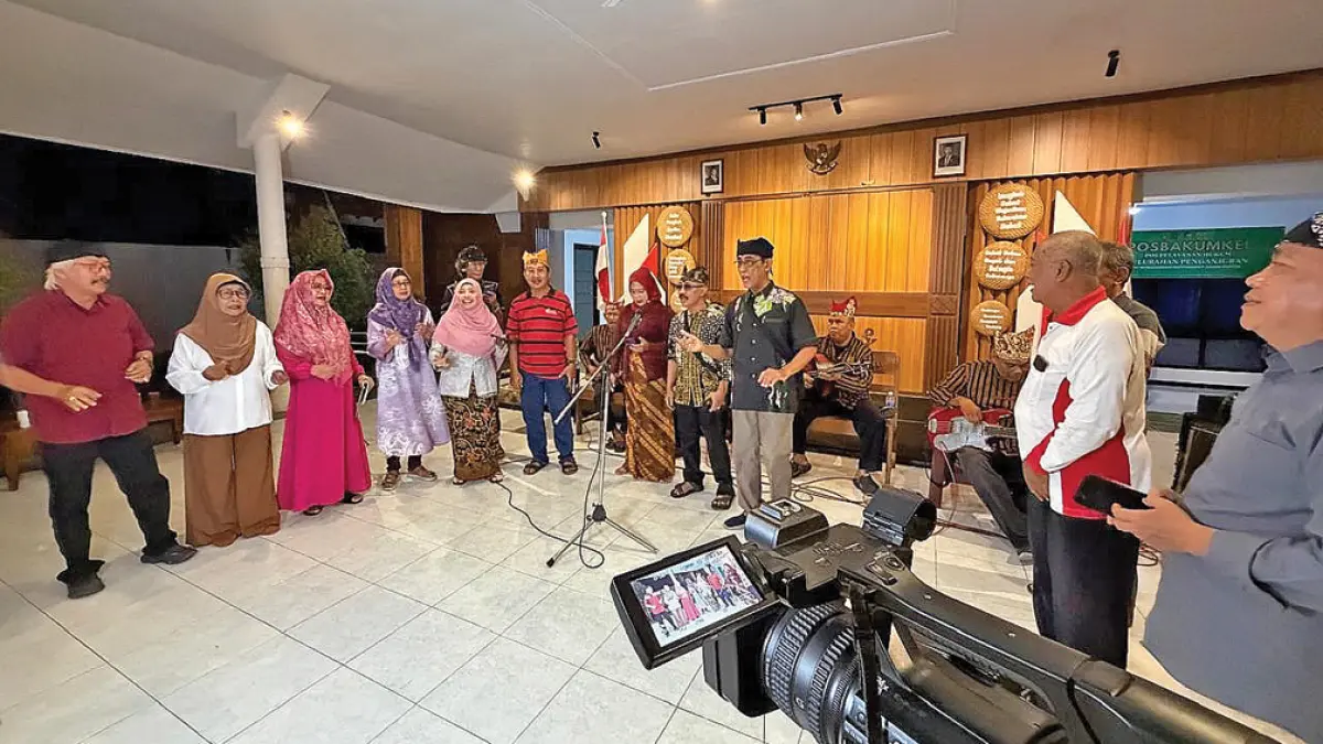 RUTIN: Para personel Keroncong Genta Sritanjung berlatih di Kantor Kelurahan Penganjuran setiap Sabtu malam. (Ksatria Raya/Radar Banyuwangi)