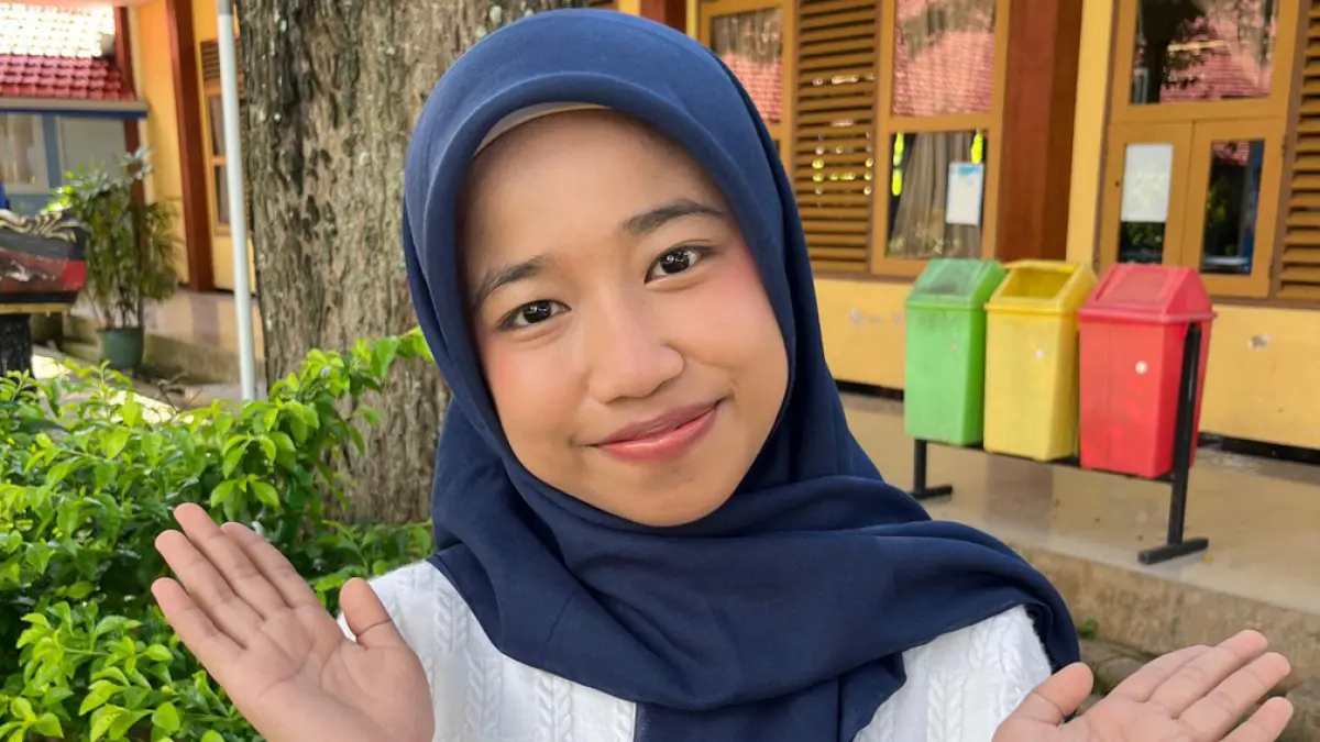 Siswi SMAN 1 Glagah Banyuwangi, Syerin Aleena, lolos SNBP 2026 di UGM jurusan Akuntansi berkat prestasi akademik gemilang.