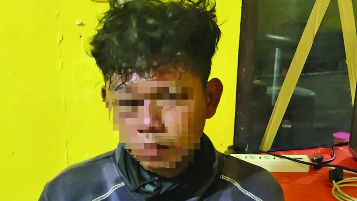 TERTANGKAP BASAH: Seorang pemuda asal Kecamatan Cluring diamankan warga saat mencuri buah jeruk di Desa Wringinrejo, Kecamatan Gambiran, Sabtu malam (16/5).  Buah jeruk hasil curian diamankan di Mapolsek Gambiran. (Dwi Wijayanto for Radar Banyuwangi)