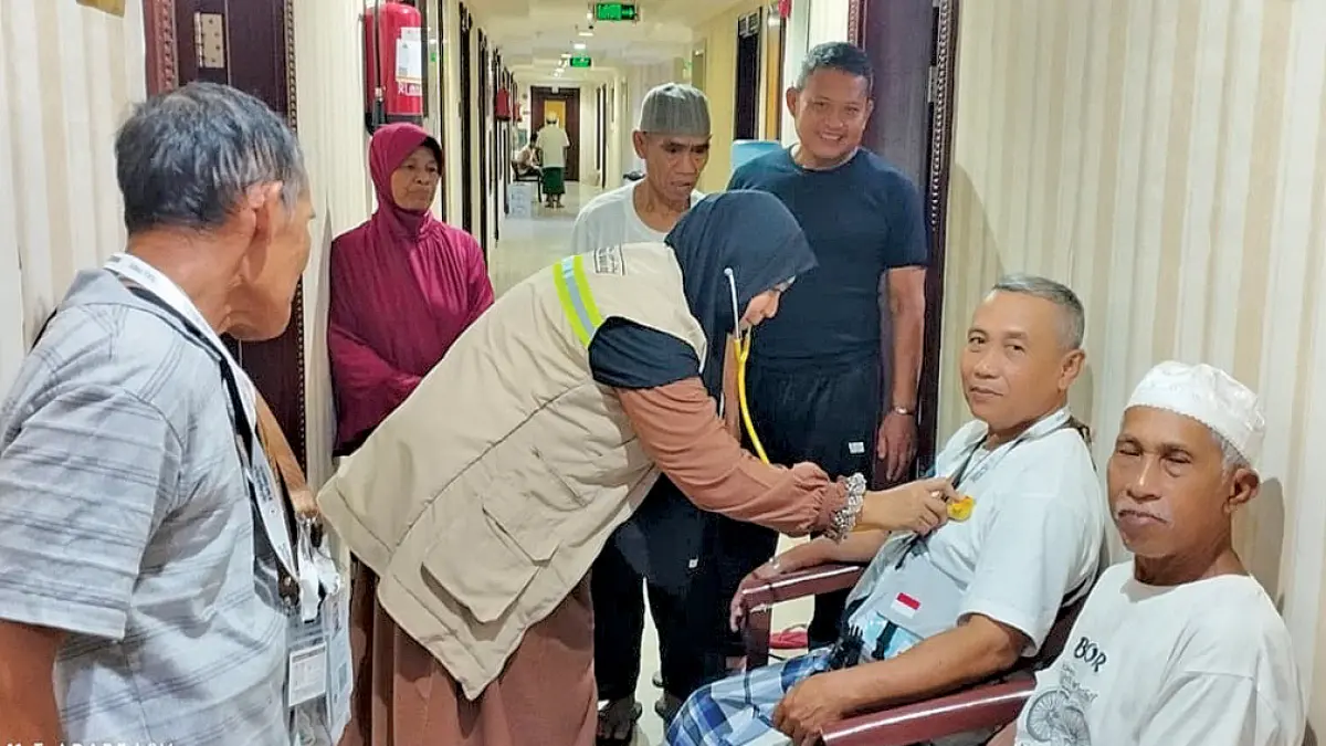 VISITASI: Tim medis kloter 85 aktif memeriksa kesehatan jemaah yang mengeluh sakit ketika berada di hotel tempat menginap. (Taufik for Radar Banyuwangi)