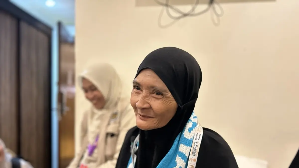 Kisah haru Jumariah asal Maros yang menabung di ember selama 20 tahun demi berhaji dan akhirnya menangis saat pertama melihat Ka’bah. (haji.go.id)