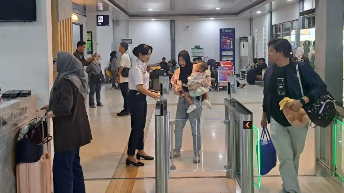 Lonjakan pengguna Commuter Line di Jawa Timur selama libur panjang Kenaikan Yesus Kristus. (KAI)