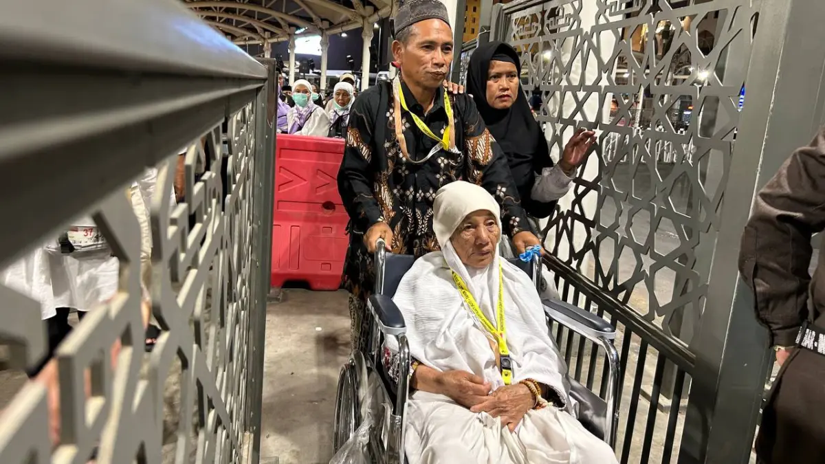 PPIH Arab Saudi siapkan jalur khusus lansia di Terminal Ajyad Makkah jelang puncak haji 2026. Sebanyak 140 bus shalawat disiagakan. (haji.go.id)