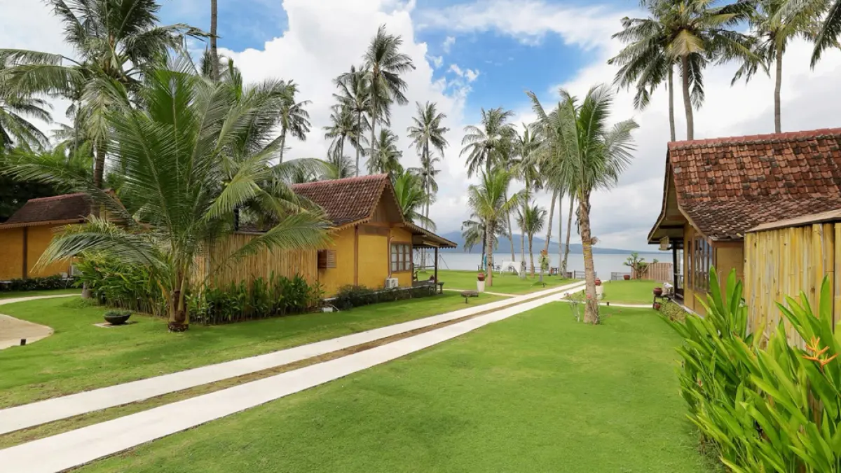 VILLA SOLONG: Long weekend Kenaikan Isa Al-Masih 2026 bikin Banyuwangi diserbu 47 ribu wisatawan. Hotel penuh, De Djawatan dan Pulau Merah membludak. (banyuwangikab.go.id)