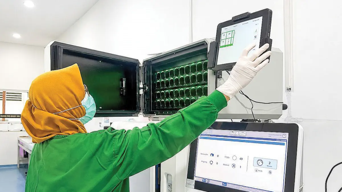 AKURAT-PECERCAYA: Petugas melakukan pemeriksaan di laboratorium mikrobiologi klinis RSUD Genteng. (RSUD Genteng for Radar Banyuwangi)