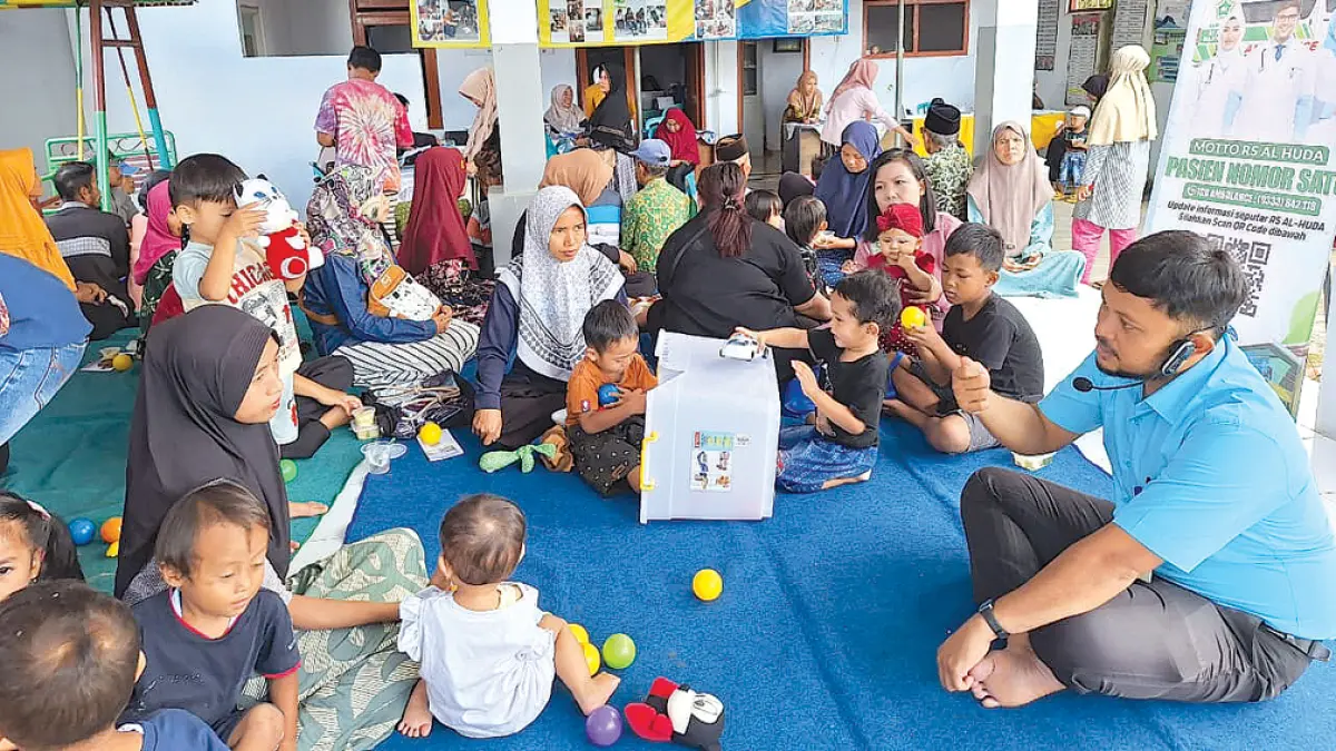 BERI EDUKASI: Tim PKRS Al Huda melakukan pendampingan dan pembinaan kegiatan Posyandu  Seruni, Dusun Jalen, Desa Gentengkulon, Kecamatan Genteng, Selasa (12/5) lalu. (Dok. RS Al Huda)