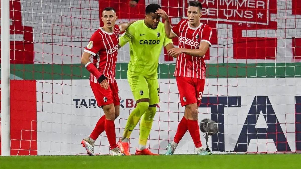 BURU SEJARAH: Kiper muda Freiburg Noah Atubolu siap ukit sejarah di final Liga Europa (Freiburg)
