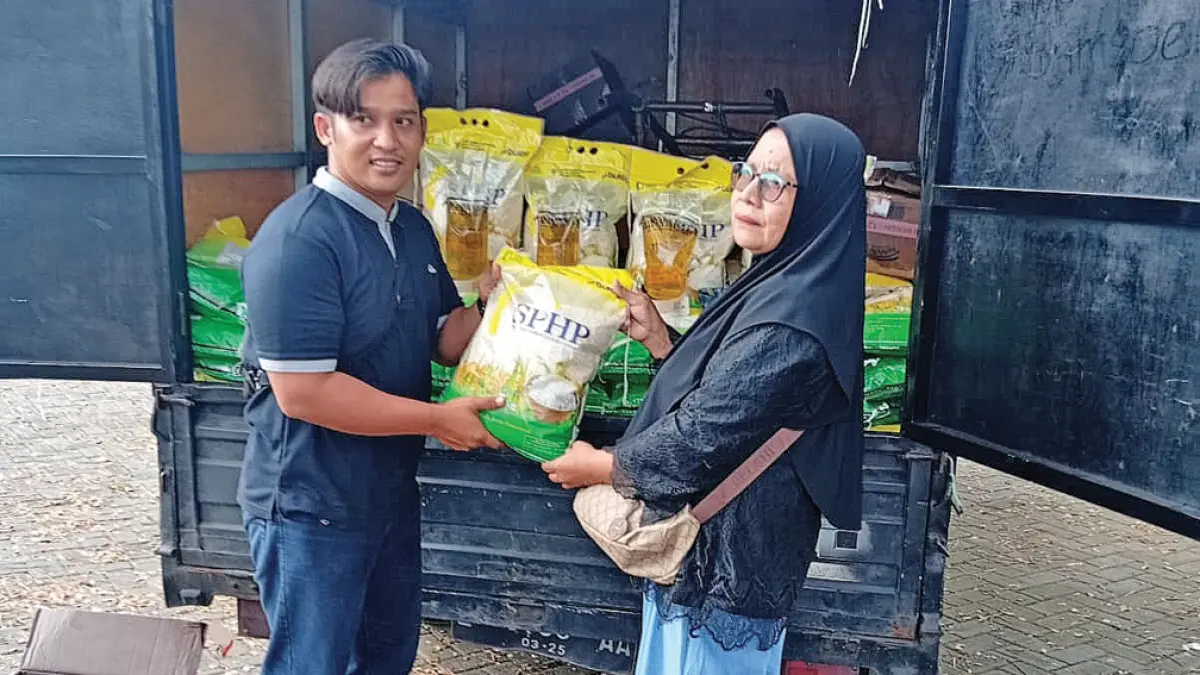 CEGAH INFLASI: Pemkab menggelar Pasar Murah di RTH Singojuruh, Senin (18/5). (Iwan Yos for Radar Banyuwangi)