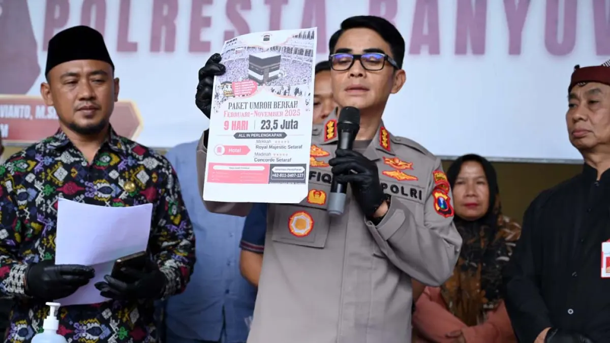 BEBER BUKTI: Kapolresta Kombespol Rofiq Ripto Himawan didampingi Kasatreskrim Kompol Lanang Teguh Pambudi, Asisten Perekonomian dan Pembangunan Suratno dan perwakilan Kemenhaj Banyuwangi merilis kasus travel haji dan umrah fiktif di Mapolresta Banyuwangi, Selasa (19/5). (Ramada Kusuma/Radar Banyuwangi)