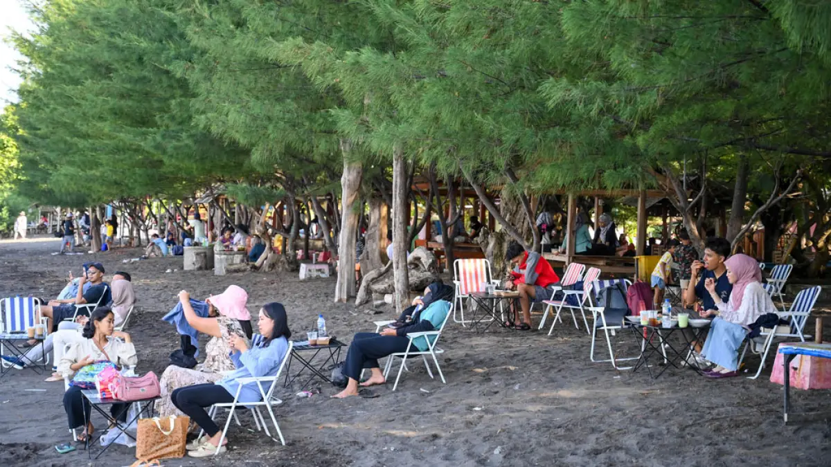 DEKAT PUSAT KOTA: Wisatawan menikmati liburan di Pulau Santen, Kecamatan Banyuwangi, Sabtu (16/5). (Ramada Kusuma/Radar Banyuwangi)