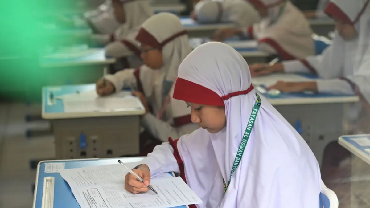 FOKUS: Siswa kelas VI SD Islam Terpadu Al Uswah mengerjakan soal USP di sekolahnya, Senin (18/5). (Ramada Kusuma/Radar Banyuwangi)