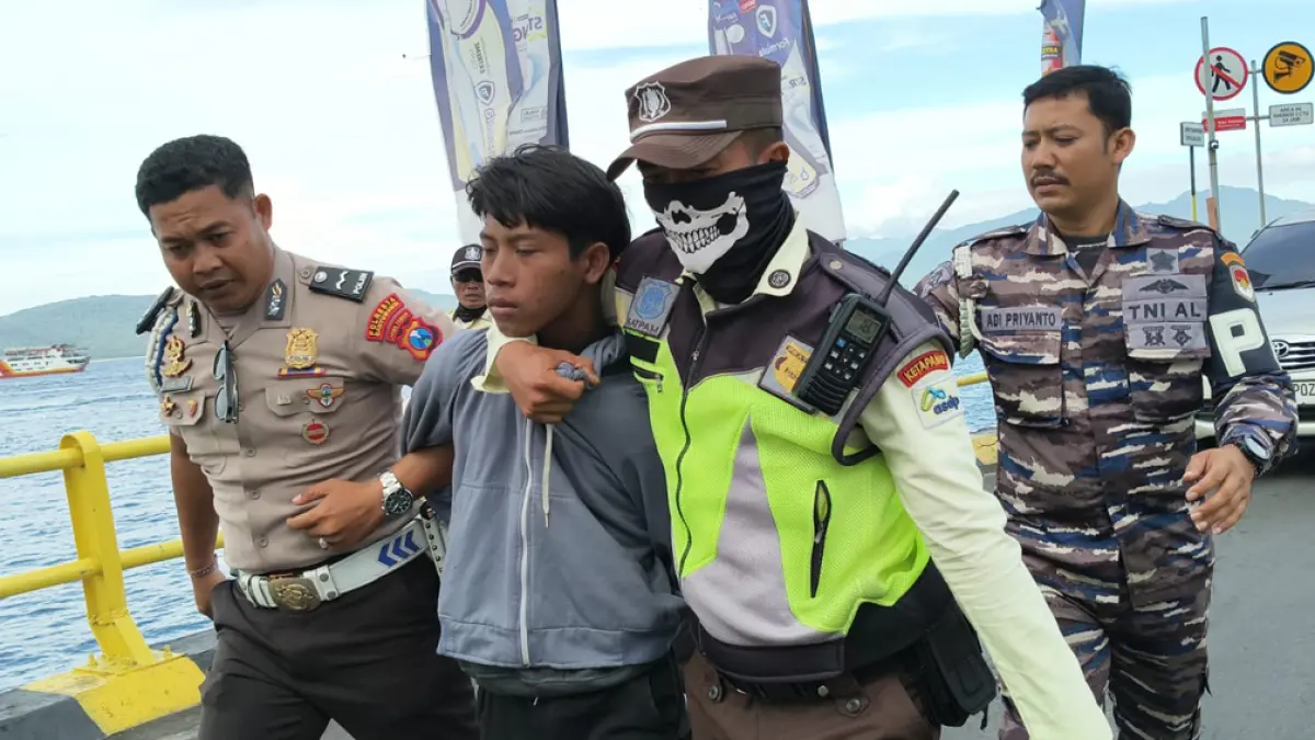 GAGAL LOLOS: Petugas Polsek Kawasan Pelabuhan (KP) Tanjungwangi bersama security ASDP Ketapang mengamankan terduga curanmor saat turun dari kapal. (Dok. Polsek Tanjungwangi)