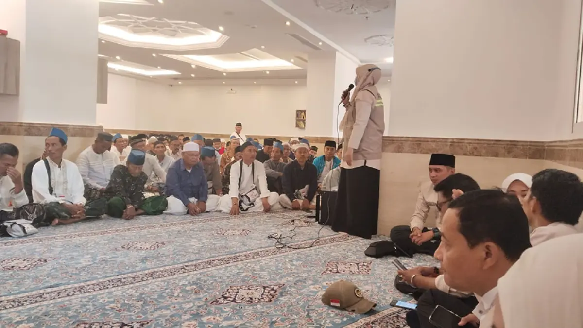 HIMBAUAN HAJI: Para Jemaah Kloter 83 mendapatkan visitasi dan edukasi persiapan safari wukuf dari petugas haji Arab Saudi sektor 4 Daker Makkah, Selasa (19/5). (Lukman for Radar Banyuwangi)