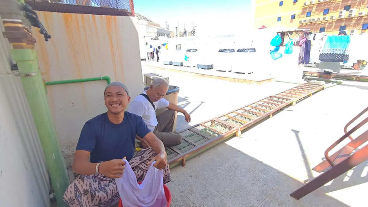 JEMUR PAKAIAN: Jemaah haji Banywuangi memperbanyak aktivitas di hotel sembari menjemur pakaian untuk persiapan Armuzna nanti. (Rijal Fahmi for Radar Banyuwangi)
